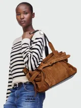 Bolso tote de gamuza color marrón, con diseño estructurado, cierre de hebilla metálica frontal y correas de hombro de cuero negro.