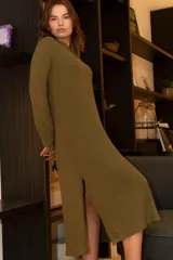 Vestido largo verde militar de morley con corte en la pierna y mangas largas.