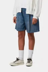 Short de denim azul de algodón, con corte holgado y pliegues frontales, lavado a la piedra.