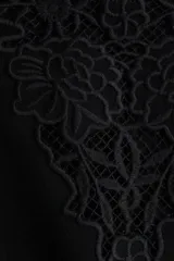 Vestido corto negro entallado en punto interlock pesado con escote cuadrado, mangas cortas con inserciones de encaje y falda con leve vuelo.