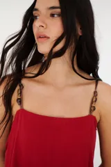 Musculosa blanca de breteles finos y corte recto.