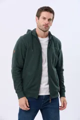 Canguro de felpa color azul marino con cierre frontal completo, capucha con cordones y bolsillos canguro.