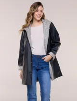 Pilot engomado impermeable color azul, de corte recto estilo trench con acabado resistente al agua. Cuenta con capucha integrada, cierre frontal con broches a presión, bolsillos laterales con ojal y forro interior de tela estampada a cuadros visible en la solapa y los puños.