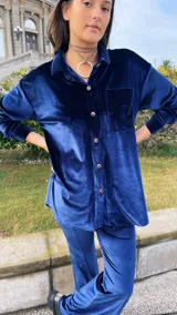 Conjunto azul marino de terciopelo, compuesto por una camisa de manga larga con botones y un pantalón oxford elastizado con corte central.