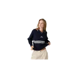 Sweater de punto color azul marino, de manga larga, con cuello polo y escote en V. Presenta franjas horizontales blancas en el pecho y el logo de la marca bordado en el centro.