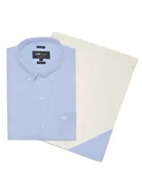 Camisa de vestir de hombre de manga larga, color celeste claro, con cuello button-down y bolsillo en el pecho. Presenta un pequeño logo bordado en el bolsillo.