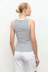 Top de canalé sin mangas, con cuello redondo y diseño a rayas horizontales blancas y negras.