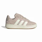 Championes Adidas de mujer, modelo Grand Court Alpha 00s, color rosa pálido con las tres franjas características en blanco. Presentan una capellada de piel sintética, forro textil y mediasuela Cloudfoam, con suela de caucho.