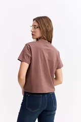 Remera de algodón de calce suelto y relajado, con cuello redondo y mangas cortas.