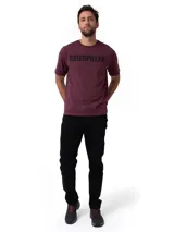 Remera de manga corta color bordó con cuello redondo y logo de la marca Caterpillar estampado en negro en el pecho.
