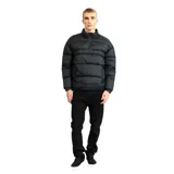 Campera tipo anorak puffer de Billabong, color negro, con diseño acolchado, cuello alto y cierre frontal parcial. Presenta el logo de la marca bordado en el pecho y elásticos en los puños.