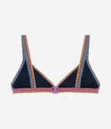 Top de bikini triangular azul marino con breteles finos y borde inferior con costuras contrastantes en fucsia y naranja.