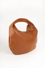 Bolso negro tipo hobo de cuero sintético, con asa corta fija y cierre superior.