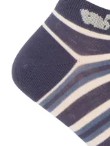 Calcetines tobilleros a rayas horizontales en azul marino, celeste y blanco.
