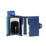 Billetera tipo tarjetero de cuero negro con caja de aluminio interna y sistema de deslizamiento para tarjetas. Cuenta con cierre mediante broche a presión.