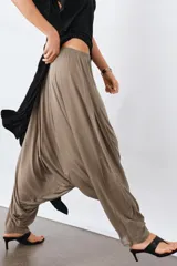 Pantalón bombacho fluido color beige, de tiro bajo y cintura elástica, confeccionado en hilatura de lyocell.