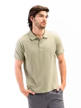 Remera tipo polo de manga corta, color blanco liso, con cuello de polo y tapeta de dos botones.