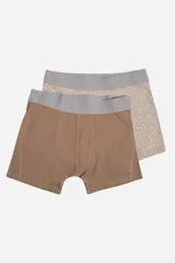 Pack de dos bóxers de algodón con cintura elástica gris y logo grabado. Uno de los bóxers es de color marrón liso y el otro presenta un estampado geométrico lineal sobre fondo beige.
