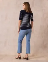 Buzo de punto fino Cable & Gauge, color negro con rayas horizontales blancas, manga corta y cuello redondo.