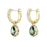 Par de aros Swarovski bañados en tono oro, con aros mini de cristales cuadrados transparentes y una Swarovski Zirconia con forma de pera de color verde rodeada de cristales cuadrados transparentes.
