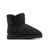 Bota corta tipo australiana color negro con acabado gamuzado, forro interno de piel sintética y detalle de botón lateral con cierre elástico.
