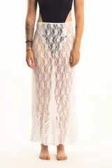 Pollera larga de encaje blanco, con cintura alta y un volado en el ruedo.