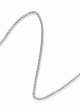 Cadena plateada de acero quirúrgico con eslabones entrelazados en forma de espiga.