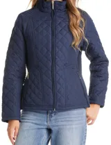 Campera capitoneada azul marino con diseño de rombos y paneles laterales elásticos para un ajuste entallado. Presenta cuello alto, cierre frontal completo y bolsillos laterales con cierre.