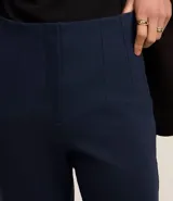 Pantalón zanahoria negro de punto roma sin cintura.