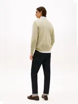 Sweater de hombre Tommy Hilfiger color beige de puro algodón con punto texturizado, cuello redondo y logo bordado en el pecho.