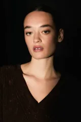 Sweater marrón oscuro con teñido batik, escote en V y corte oversized.