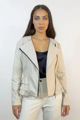 Chaqueta entallada de eco cuero color beige, con cierre frontal asimétrico y detalle de volados en la parte inferior trasera.
