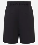 Short de sastrería color negro, de corte recto y cintura alta. Presenta trabillas para cinturón, un cinturón elástico con hebilla metálica y bolsillos decorativos en la parte posterior.