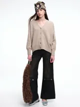 Cardigan de punto color marrón con textura jaspeada, escote en V, cierre frontal con botones y diseño de hombros caídos.