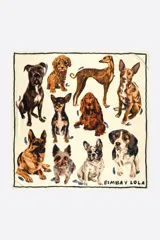 Pañuelo cuadrado de poliéster en color blanco con estampado de diversas razas de perros en estilo ilustrado. Presenta el logo de la marca Bimba y Lola en una esquina y un borde fino de color negro.