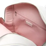 Mochila blanca de cuero sintético con diseño acolchado en forma de hexágonos. Tiene correas regulables, manija de mano, herrajes plateados, forro interior textil y bolsillo interno con cierre.