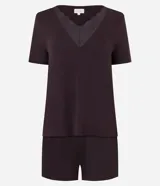 Pijama de dos piezas compuesto por una blusa de manga corta con escote en V decorado con encaje y un short con cintura elástica. Confeccionado en viscolycra, ofrece un calce suave y cómodo.