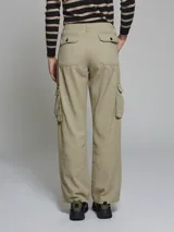 Pantalón cargo color beige, de corte recto y tiro alto, con bolsillos laterales con solapa y bolsillos traseros.