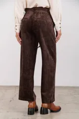 Pantalón de terciopelo color marrón con corte palazzo.
