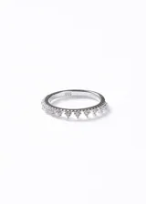 Anillo tipo corona de plata 925, con diseño de banda delgada adornada con pequeñas zirconias engastadas en la parte superior.
