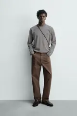 Jeans straight fit de corte recto y tiro medio, confeccionados en denim de algodón con lavado en color gris. Cuenta con cinco bolsillos y cierre frontal con cremallera y botón.