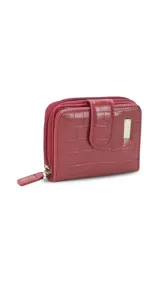Billetera corta de símil cuero con textura croco, cierre perimetral y solapa con broche a presión. Cuenta con tarjeteros, visor, compartimento para billetes y bolsillo posterior con cierre.