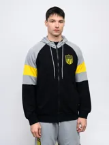 Campera deportiva negra con capucha y detalles en amarillo, cierre frontal y escudo del Club Atlético Peñarol en el pecho. Presenta cortes y cambios de color en mangas y cuerpo, y un estampado en la espalda.