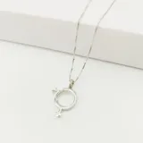 Conjunto de collar y dije en plata 925. El dije representa los símbolos de género masculino y femenino entrelazados.