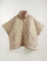 Poncho acolchado color vino tinto, con cuello alto y cierre frontal parcial. Presenta un patrón de costuras capitoné en forma de hoja o diamante y bolsillos delanteros.