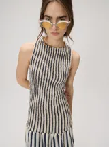 Vestido midi sin mangas de silueta en A y escote redondo, con diseño geométrico de inspiración op art y detalle de fruncido elástico en el cuerpo, confeccionado en algodón.