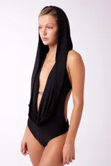 Body negro de microfibra con capucha, logo en el centro, tiras para atar en la espalda y botón snap en la parte inferior.