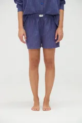 Short rosado de algodón con diseño a rayas verticales y cintura elástica, con etiqueta frontal de la marca Aire.