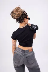 Remera celeste de corte cropped y mangas cortas.