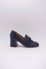 Zapato de cuero rojo con aplique decorativo en el empeine y tacón cuadrado.